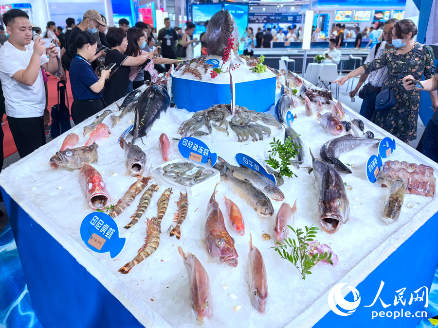 來自全世界的海鮮帶來一場“海鮮盛宴”。人民網(wǎng)記者 林曉麗攝