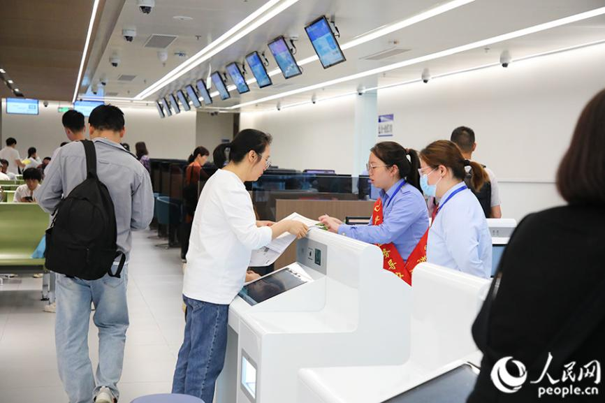 2024年5月10日，在福州市鼓樓區(qū)政務(wù)服務(wù)中心，一位工作人員正在服務(wù)辦事群眾。人民網(wǎng) 黃東儀攝