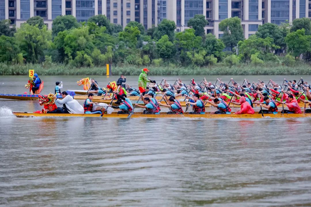 “2024澎湃洞江湖”福州長樂傳統(tǒng)龍舟邀請賽。王圣潔攝