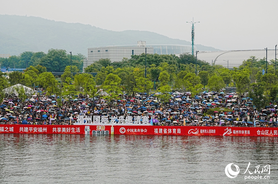 端午佳節(jié)，福州國際龍舟邀請賽現(xiàn)場觀眾人山人海。實習生薛慧攝