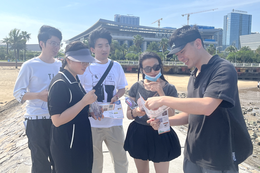 志愿者在候鳥觀測(cè)點(diǎn)為游客講解傳授燕鷗的知識(shí)。林荷靜攝