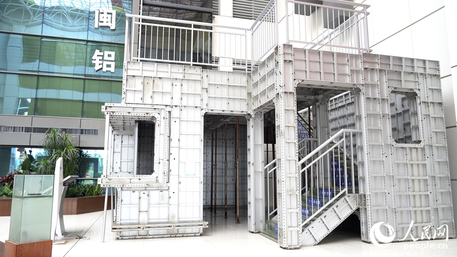 鋁模板預(yù)拼裝樣板房。人民網(wǎng) 蘭志飛攝