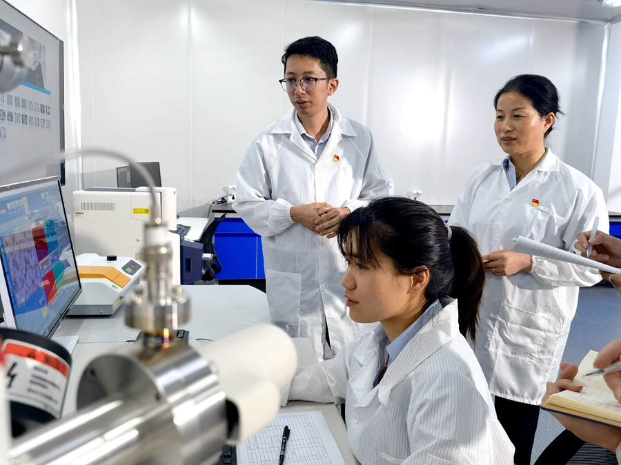 廈鎢新能研究院副院長魏國禎與同事討論生產(chǎn)、研發(fā)問題。廈鎢新能供圖