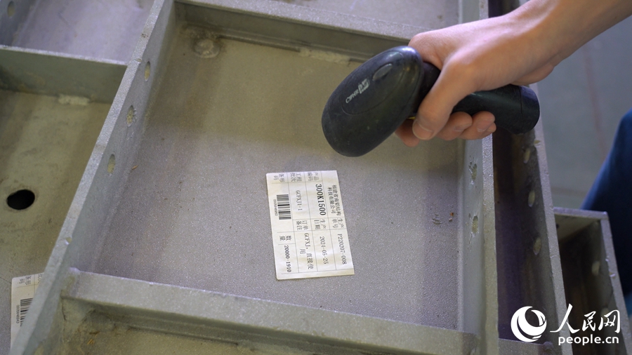 車間工人正在掃描模板專屬條碼。人民網(wǎng) 蘭志飛攝