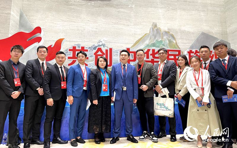 吳衣菡（左五）與協(xié)會(huì)成員在海峽論壇大會(huì)合影。人民網(wǎng) 劉寶琴攝