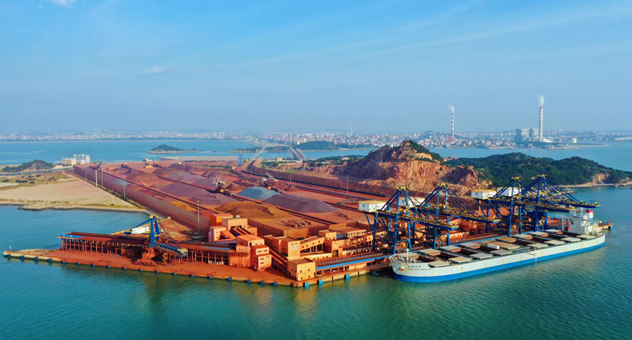 羅嶼港配套建設(shè)有福建省面積最大的露天保稅堆場。北岸經(jīng)濟(jì)開發(fā)區(qū)供圖