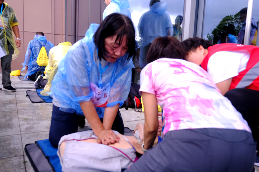 兩岸青年志愿者在海峽兩岸紅十字生命救護(hù)定向越野賽上演練。福建省紅十字會供圖