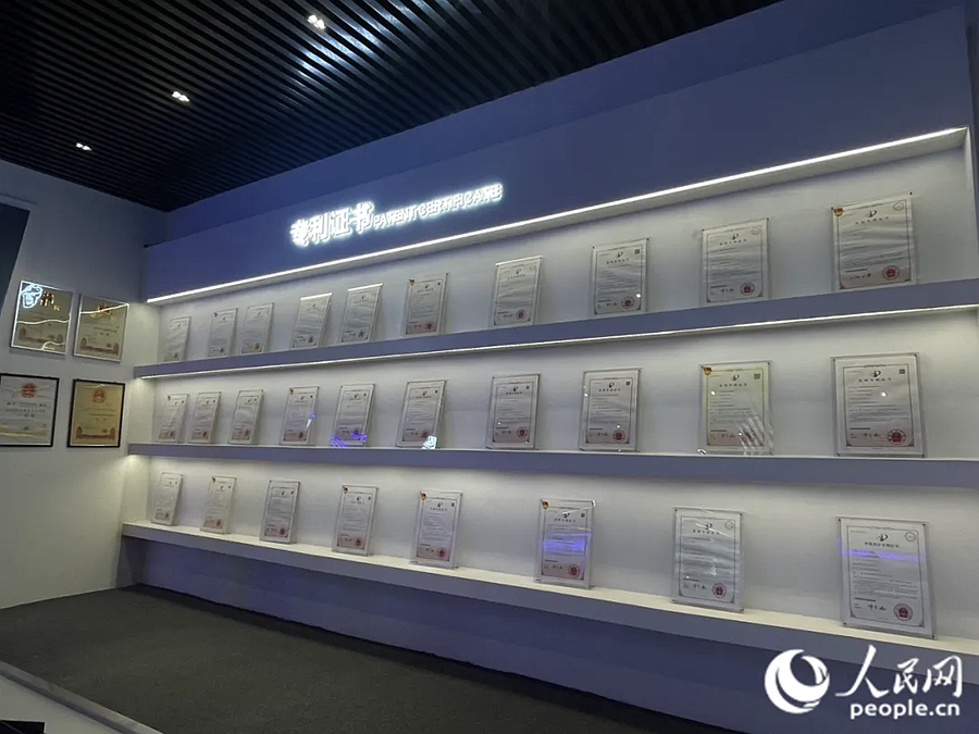 鐵拓機(jī)械專利展示墻上擺滿專利證書。人民網(wǎng)記者 林盈攝
