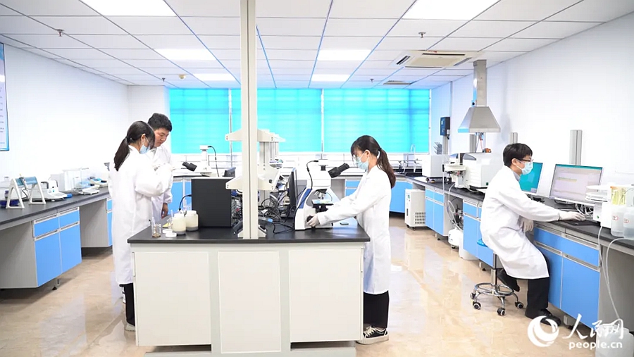 福建藍(lán)深環(huán)保搭建的專門實(shí)驗(yàn)室。人民網(wǎng)記者 蘭志飛攝