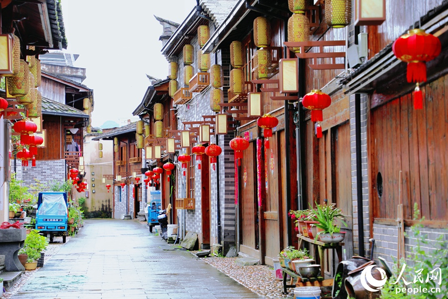 雙溪鎮(zhèn)古街，紅燈籠高掛。人民網(wǎng) 李唯一攝