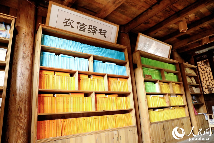 圖書館內(nèi)上架的書籍。人民網(wǎng) 李唯一攝