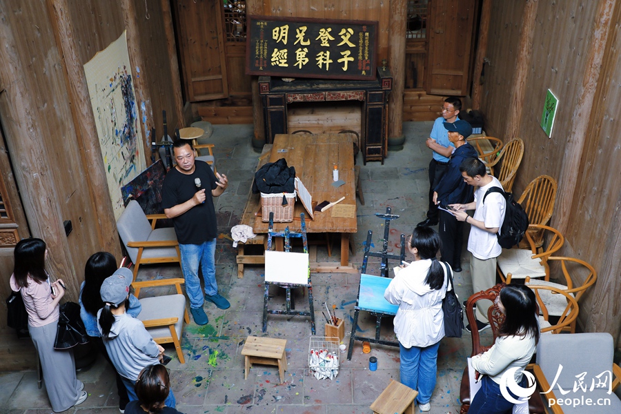 雙溪鎮(zhèn)薛府文化藝術(shù)中心負責(zé)人程美信介紹古民居修復(fù)與活化利用等情況。人民網(wǎng) 李唯一攝