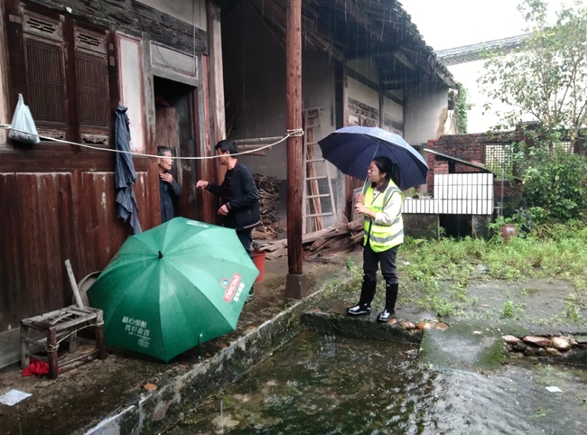 把天氣預(yù)警、防范措施、應(yīng)對情況等信息宣傳每一戶。