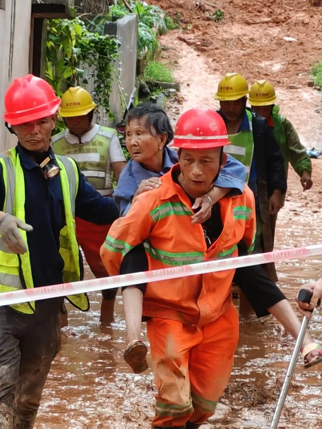 救助被困群眾。