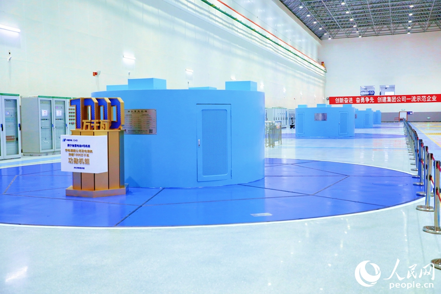 地下廠房內(nèi)的1000萬千瓦發(fā)電機(jī)組。人民網(wǎng) 李唯一攝