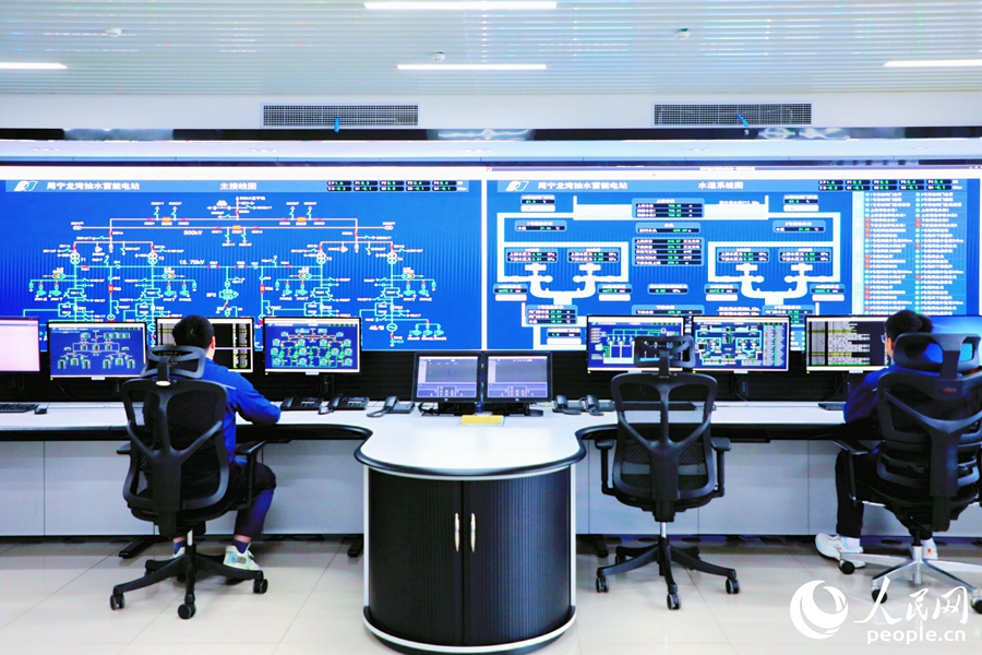 中控室是電站的“神經(jīng)中樞”，工作人員正通過智慧大屏實(shí)時(shí)監(jiān)控?cái)?shù)據(jù)。人民網(wǎng) 李唯一攝