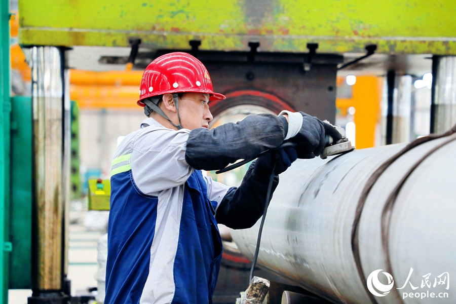 工人正在為新一批的不銹鋼深加工訂單忙碌著。人民網(wǎng) 李唯一攝