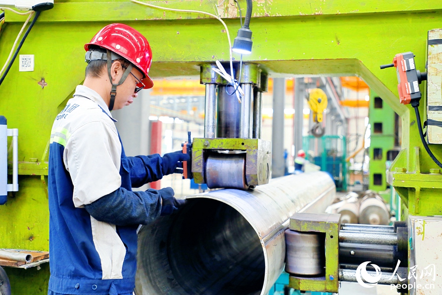 廠房內(nèi)，工人正在焊接鋼管。人民網(wǎng) 李唯一攝