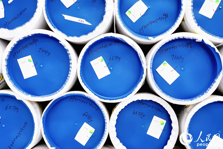 每一根完成打包的焊管都有各自的編碼。人民網(wǎng) 李唯一攝