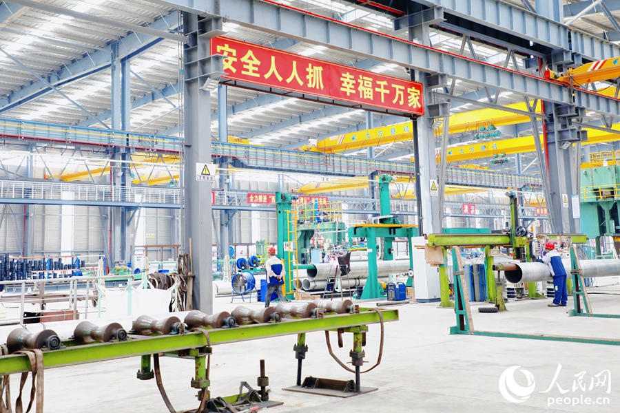 明亮的廠房內(nèi)，各條生產(chǎn)線有序排列。人民網(wǎng) 李唯一攝