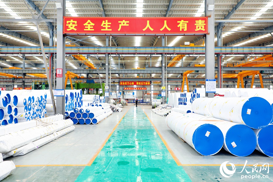 打包成堆的焊管遍布安全綠道兩旁。人民網(wǎng) 李唯一攝