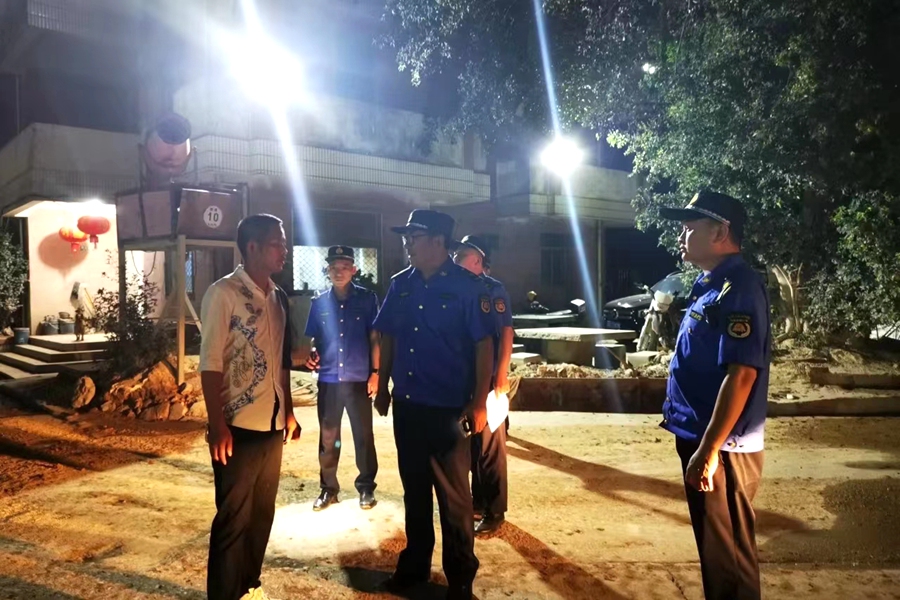 同安城管執(zhí)法人員夜查在建工地施工情況等。廈門(mén)市執(zhí)法局供圖