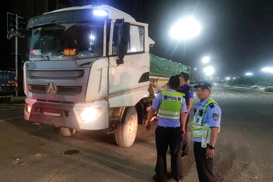 集美城管執(zhí)法人員檢查建筑廢土運(yùn)輸車(chē)輛。廈門(mén)市執(zhí)法局供圖