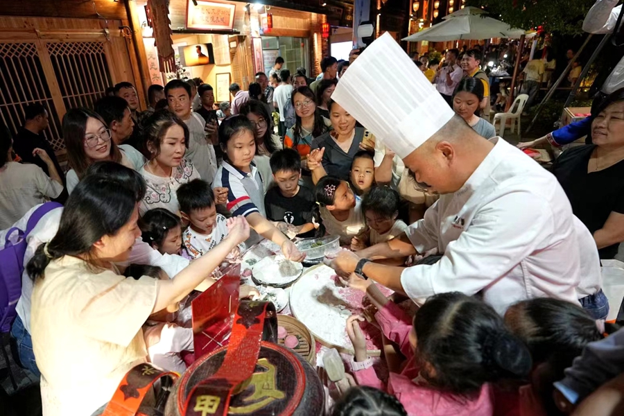 新舊業(yè)態(tài)在興化府歷史文化街區(qū)融合發(fā)展，受到市民熱捧。郭仲火攝