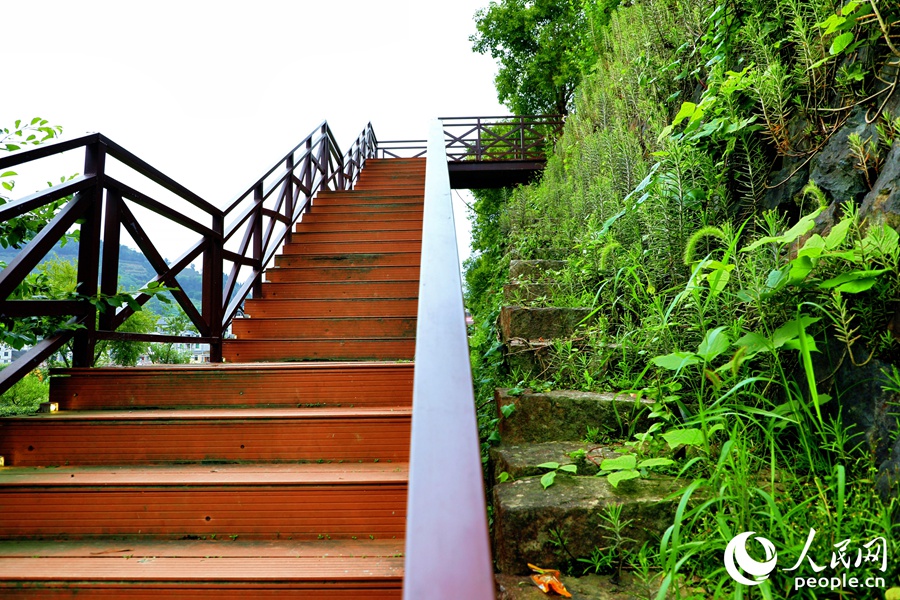 陡峭的石梯與嶄新的棧道對比鮮明。人民網(wǎng) 李唯一攝