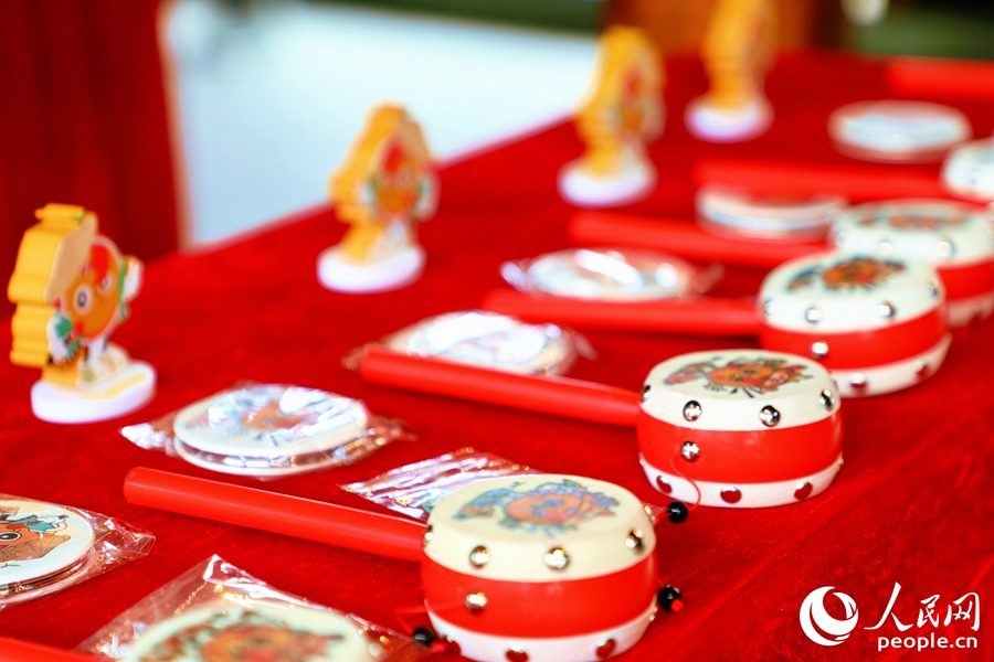 霞洋村制作推出的撥浪鼓、隨身鏡、擺件等文創(chuàng)產(chǎn)品。人民網(wǎng) 李唯一攝