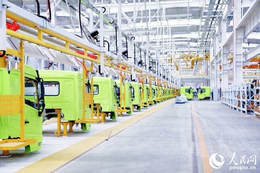 在青拓重工生產(chǎn)車間內(nèi)，新能源純電動礦用運(yùn)輸車頭依次排列在生產(chǎn)線上。人民網(wǎng) 李唯一攝