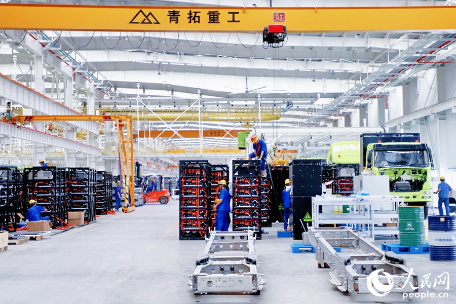 青拓重工采用滾動發(fā)展模式，建成一部分就緊接著先投產(chǎn)一部分，生產(chǎn)車間已運(yùn)轉(zhuǎn)得井然有序。人民網(wǎng) 李唯一攝