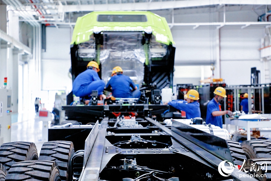 青拓首創(chuàng)的QD2001不銹鋼被用于新能源礦卡整車底盤車架制造。人民網(wǎng) 李唯一攝