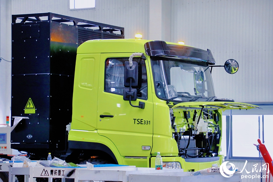 清新色系的新能源礦卡，實(shí)現(xiàn)了“新材料”與“新能源”的融合。人民網(wǎng) 李唯一攝