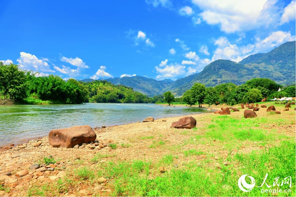 在云氣詩灘景區(qū)，溪邊的烏珠石上鐫刻著許多文人墨客的詩作。人民網 李唯一攝