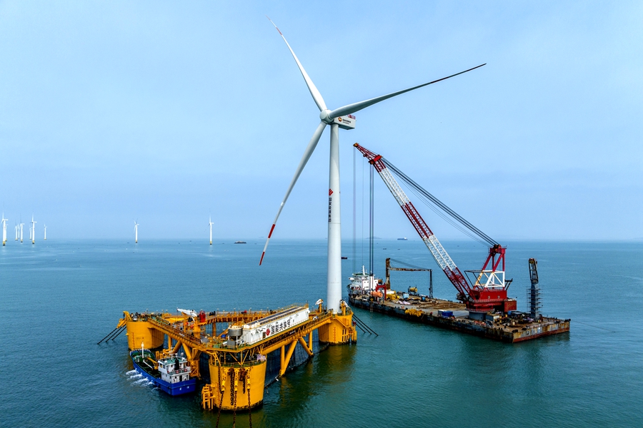 全球首個(gè)漂浮式風(fēng)電與網(wǎng)箱養(yǎng)殖融合示范項(xiàng)目。莆田海事局供圖