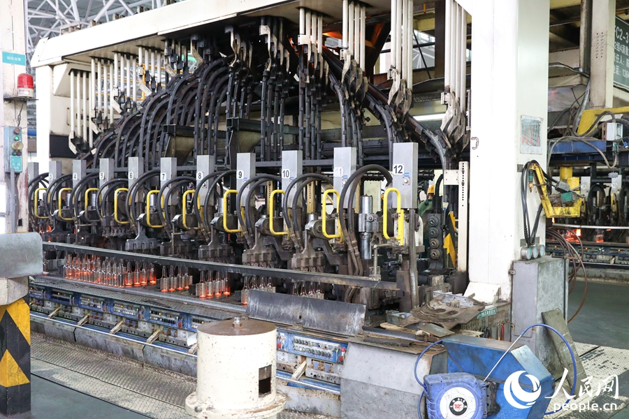 華興玻璃車間中源源不斷地生產(chǎn)著啤酒瓶。人民網(wǎng) 陳永整攝