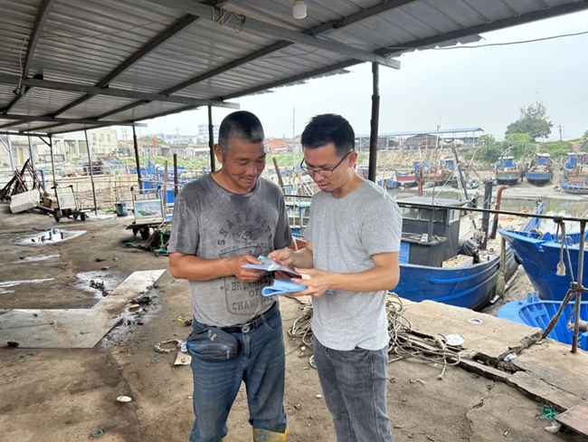 海漁執(zhí)法人員開(kāi)展休漁制度相關(guān)宣教。