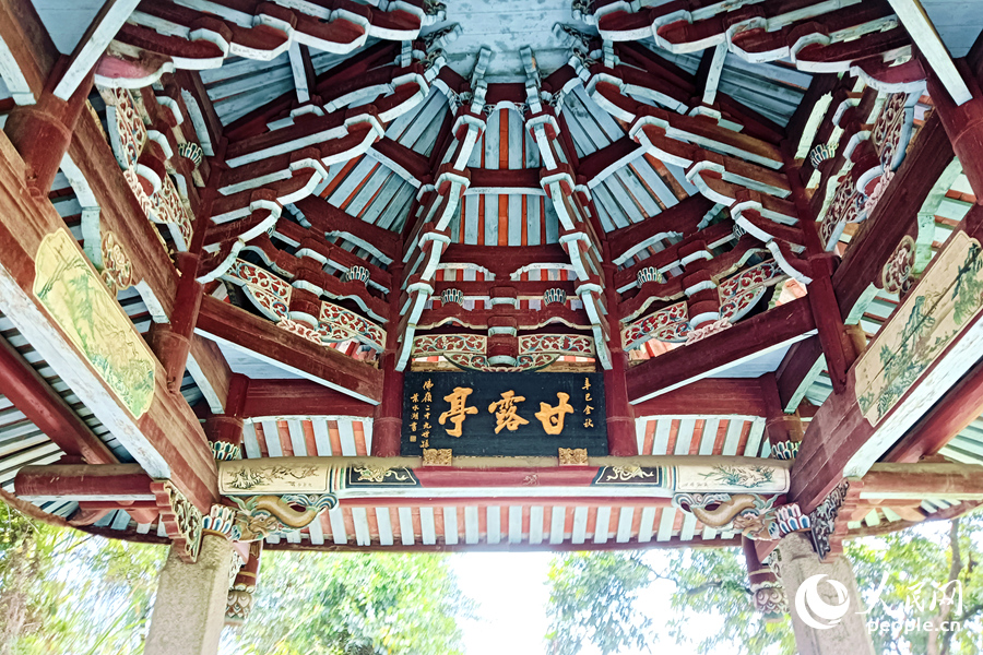 坐落于文筆塔公園內(nèi)的甘露寺。人民網(wǎng)記者 陳博攝