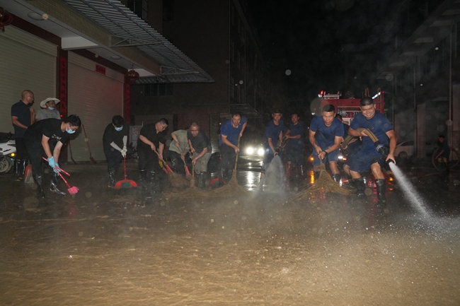連夜清理積水。