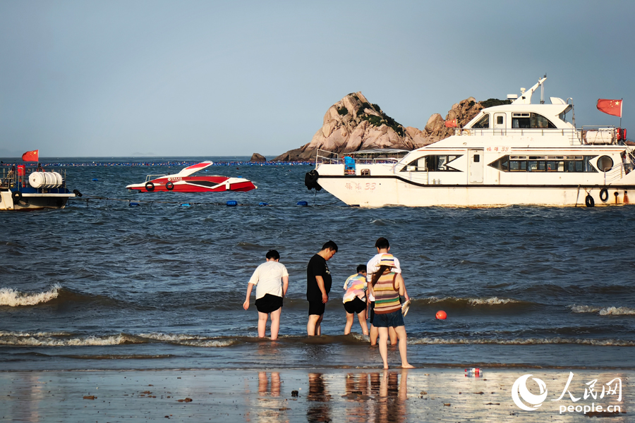 大京沙灘配套各式各樣的“海上游”體驗項目。人民網(wǎng) 葉青卿攝