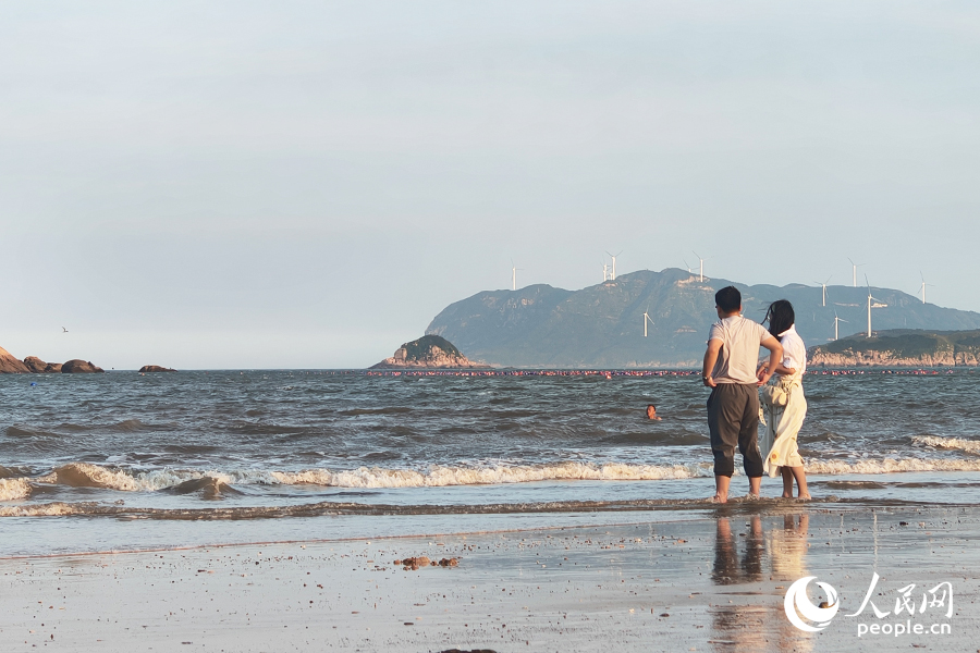 和愛人一起趕海、踏浪，尋找心中的那片“?！?。人民網(wǎng) 楊灝昱攝