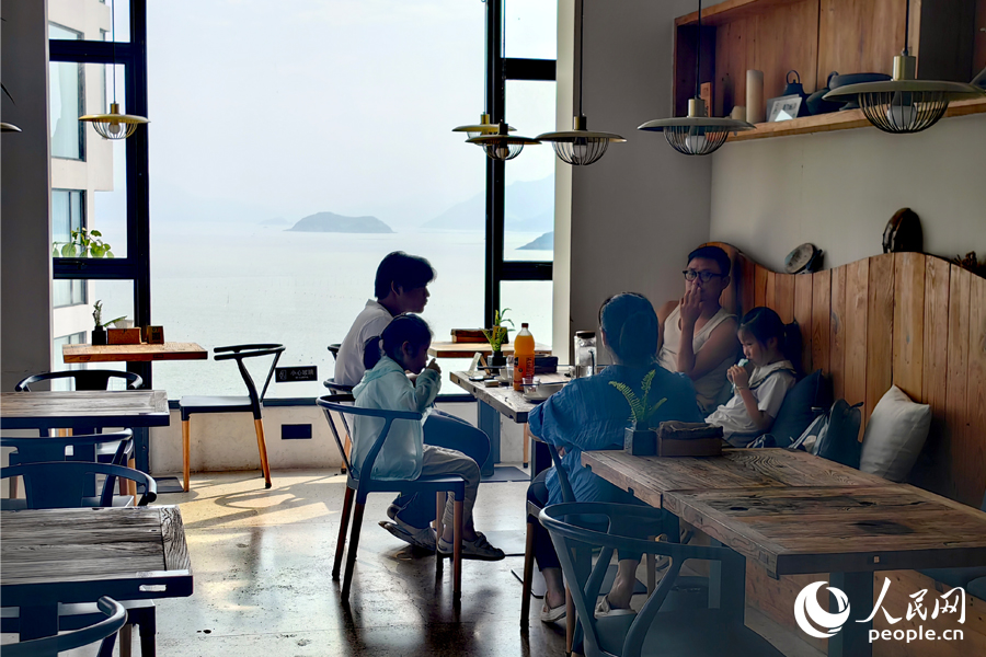 許多民宿都配有中西餐廳，滿足不同住客的飲食需求。人民網(wǎng) 葉青卿攝