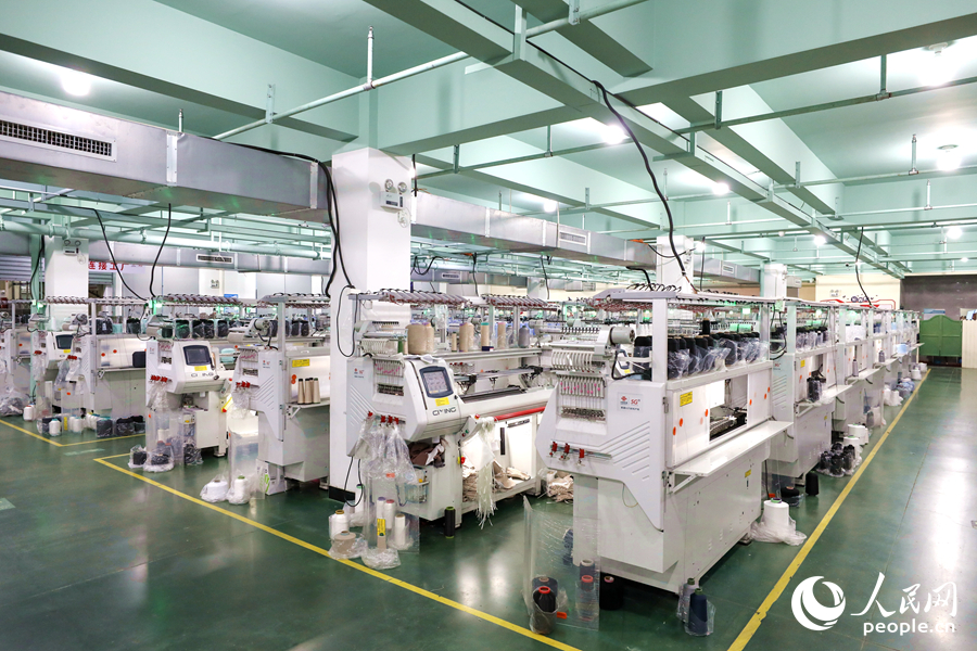 福建坤英奇新材料科技有限公司的5G全連接工廠里，每片飛織鞋面都有自己的“身份證”。人民網(wǎng) 陳永整攝