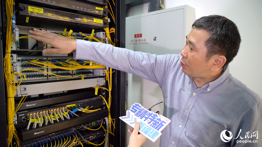 星網(wǎng)銳捷光通訊事業(yè)部高級(jí)市場(chǎng)經(jīng)理金海翔向記者介紹“全光解決方案”的優(yōu)勢(shì)。人民網(wǎng)記者 蘭志飛攝