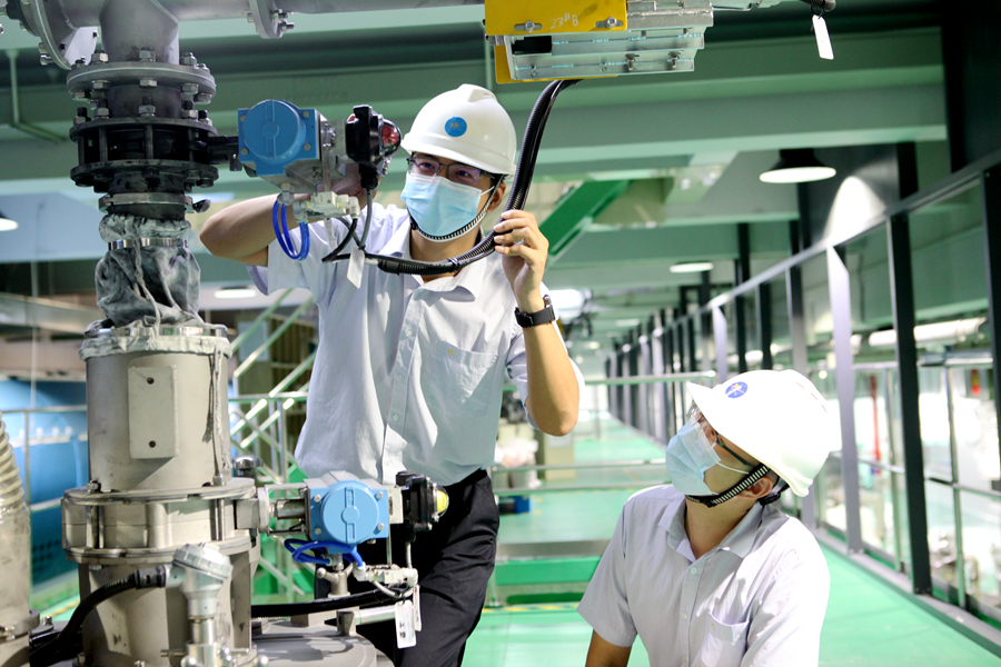 廈鎢新能海璟基地正極材料生產(chǎn)車(chē)間，工程師們正在對(duì)高混工序的混合倉(cāng)設(shè)備進(jìn)行點(diǎn)檢確認(rèn)。廈鎢新能供圖