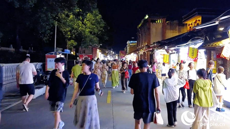 非節(jié)假日的夜晚，泉州西街依然游人如織。人民網(wǎng)記者 蘭志飛攝