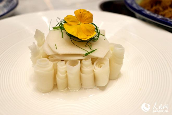 輕腌綠筍與茭白。人民網(wǎng) 李昌乾攝