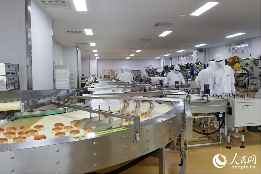 實現(xiàn)全自動化生產后，只需少數工人對一些工序進行品控。人民網 李昌乾