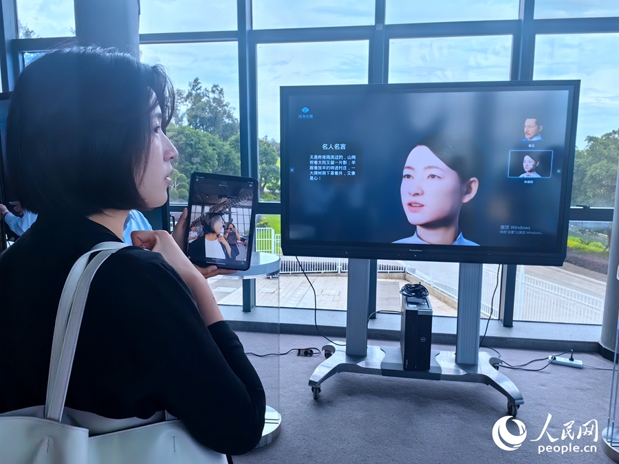 通過“面捕”技術(shù)，體驗(yàn)者與數(shù)字人“林徽因”神情同步。人民網(wǎng) 葉青卿攝